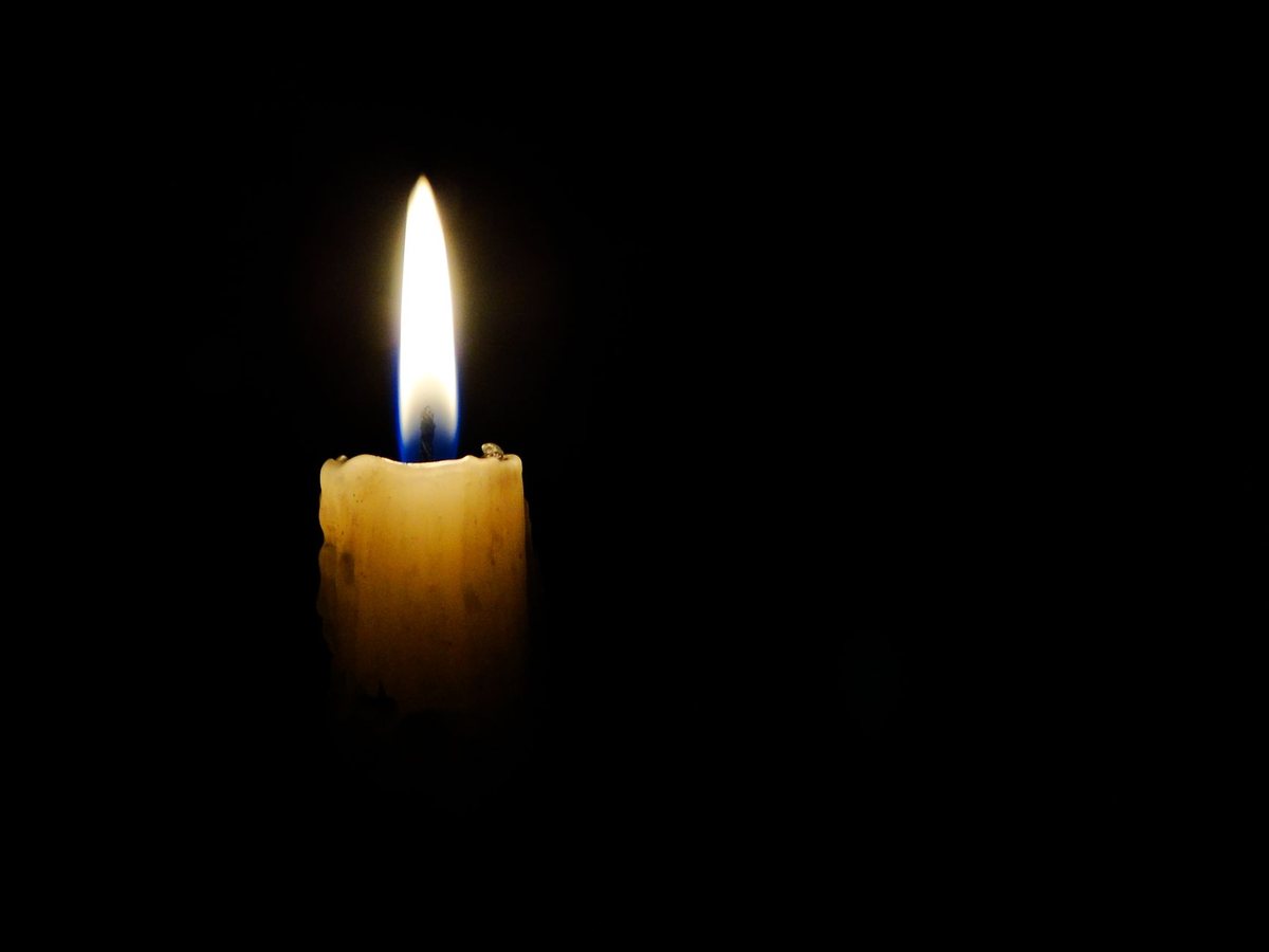 Ruhige Kerzenflamme im Dunkeln