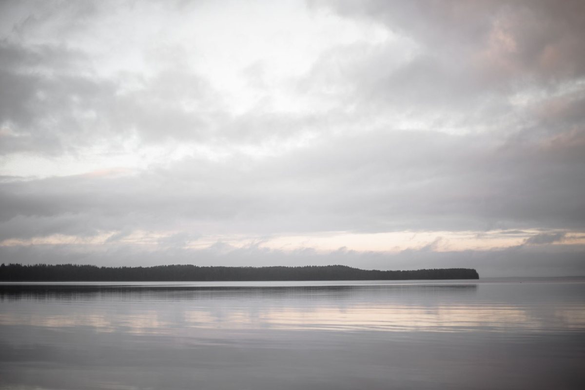 Ruhige Meeresoberfläche am Horizont