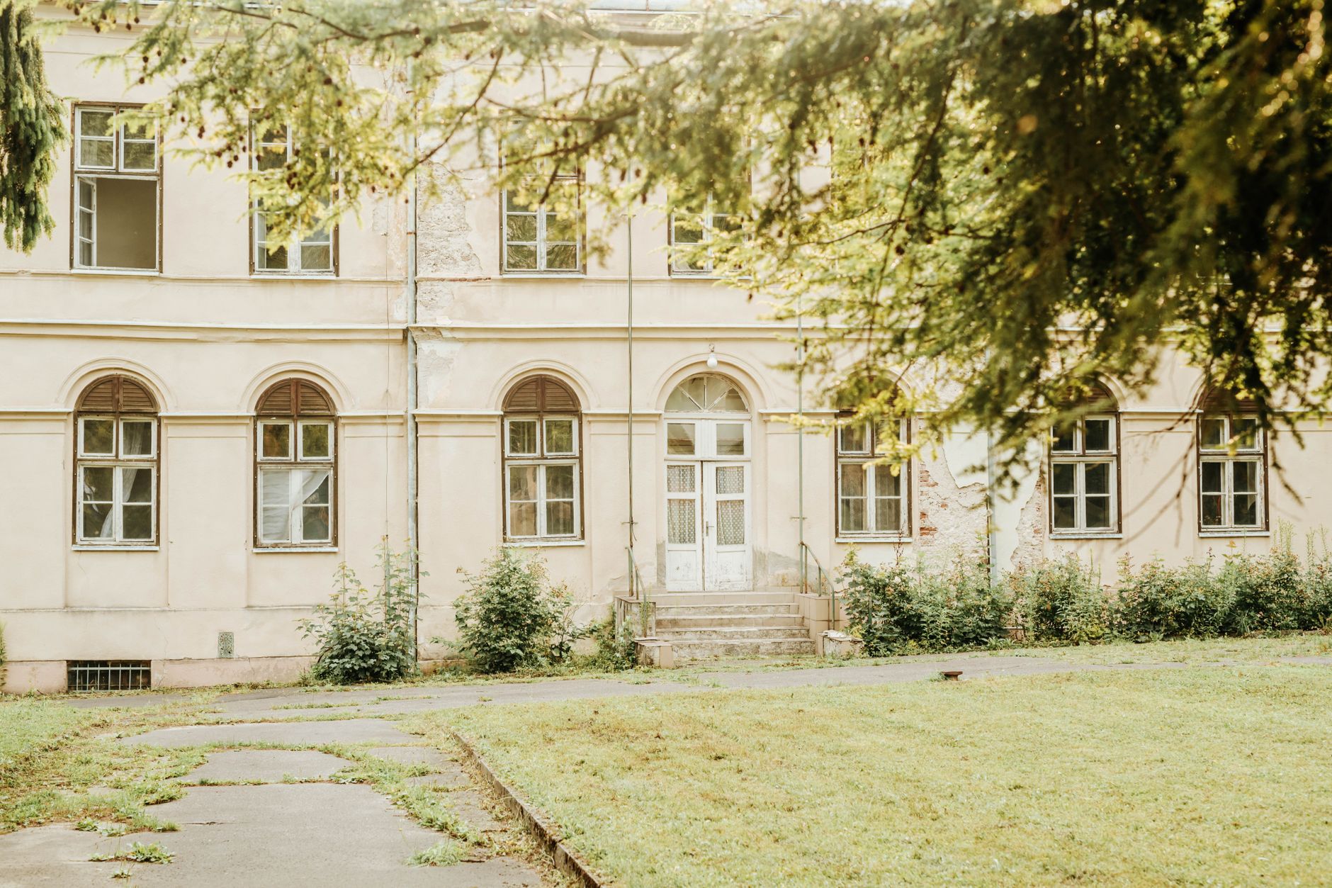 Historische Aufnahme eines Bestattungsunternehmens aus vergangenen Jahrzehnten