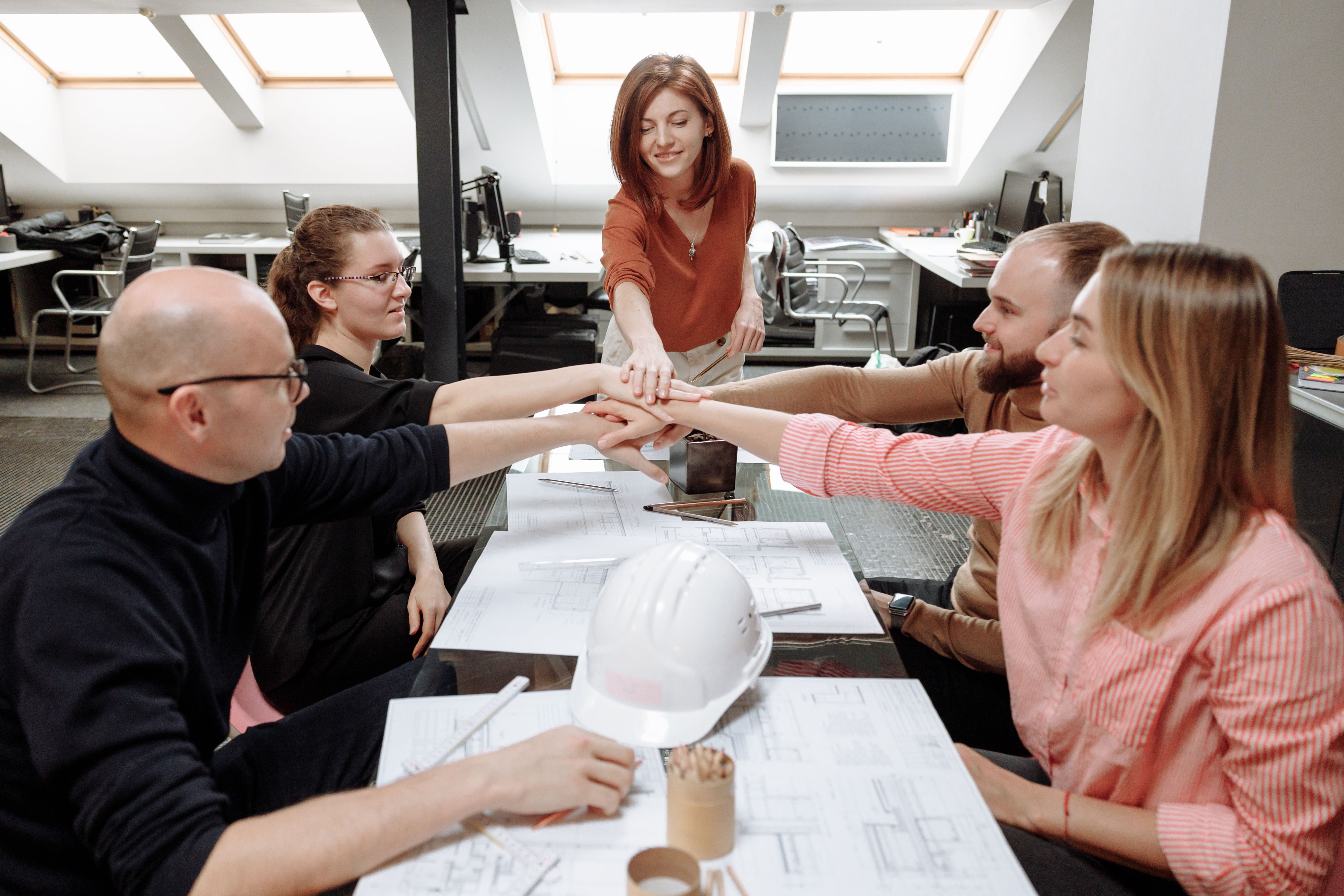 Ein Team bei der gemeinsamen Planung im Büro