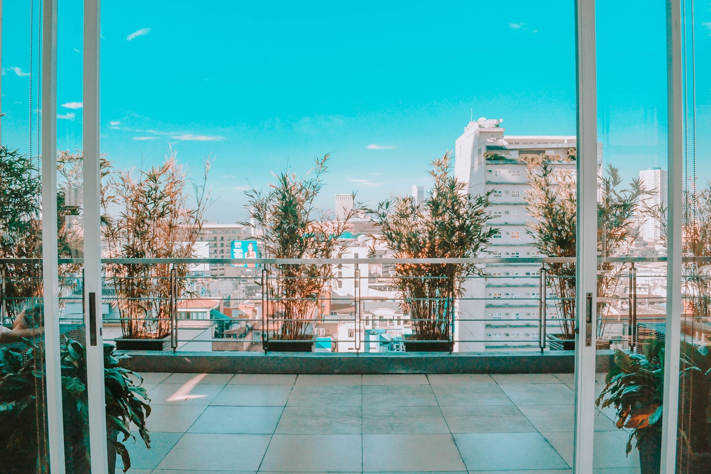 Überdachter Balkon mit Terrasse