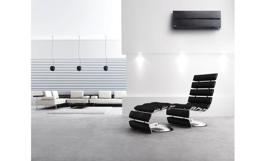 Design-Klimagerät an der Wand eines puristischen Wohnraums