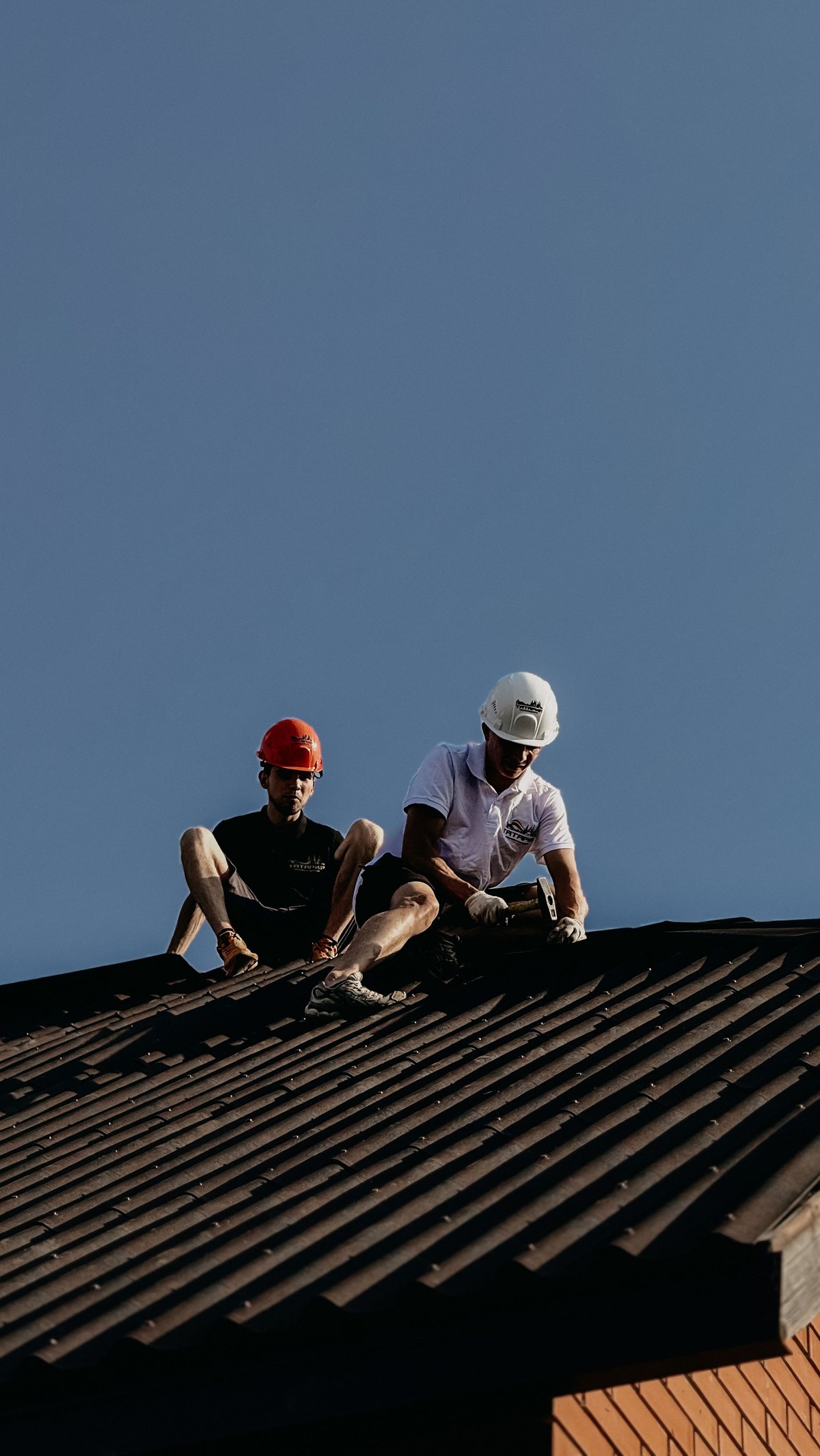 Handwerker bei der Arbeit auf dem Dach