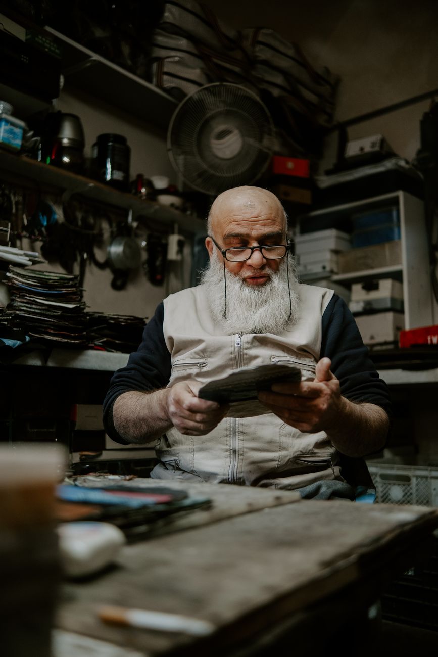 Augenoptikermeister bei der Arbeit