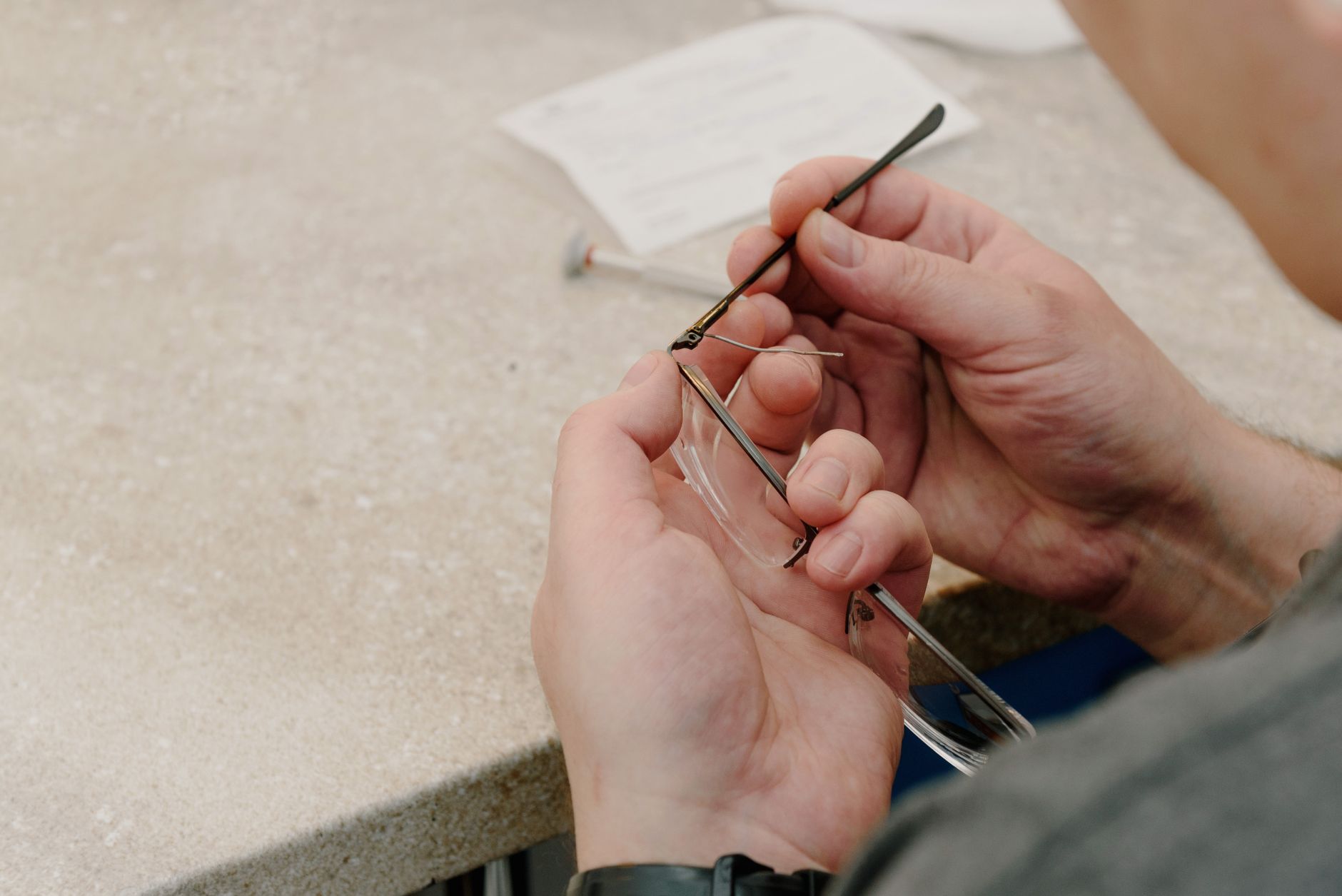 Brille wird in der Werkstatt angepasst