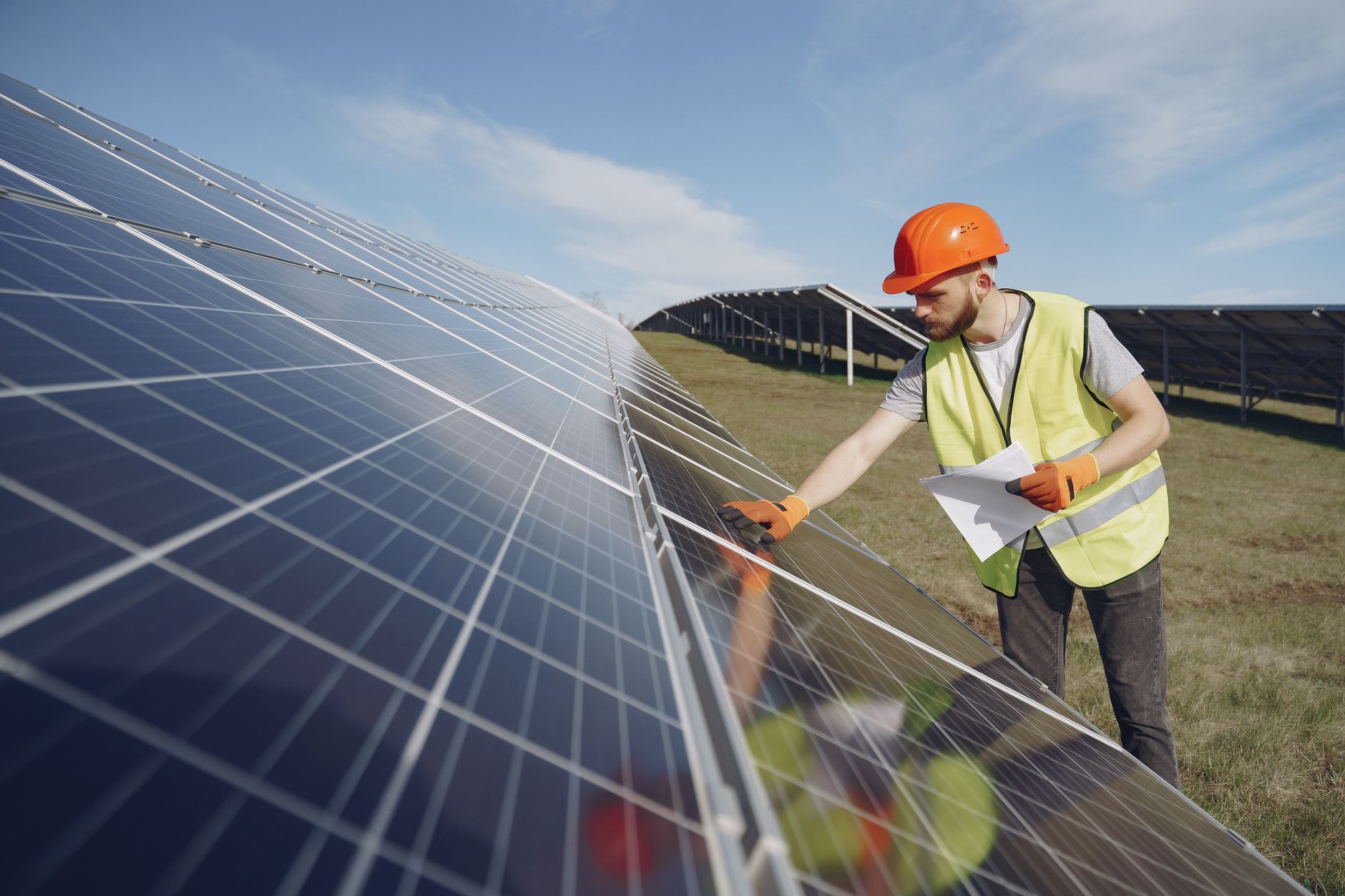 Techniker prüft die Monitoring-Daten einer Solaranlage