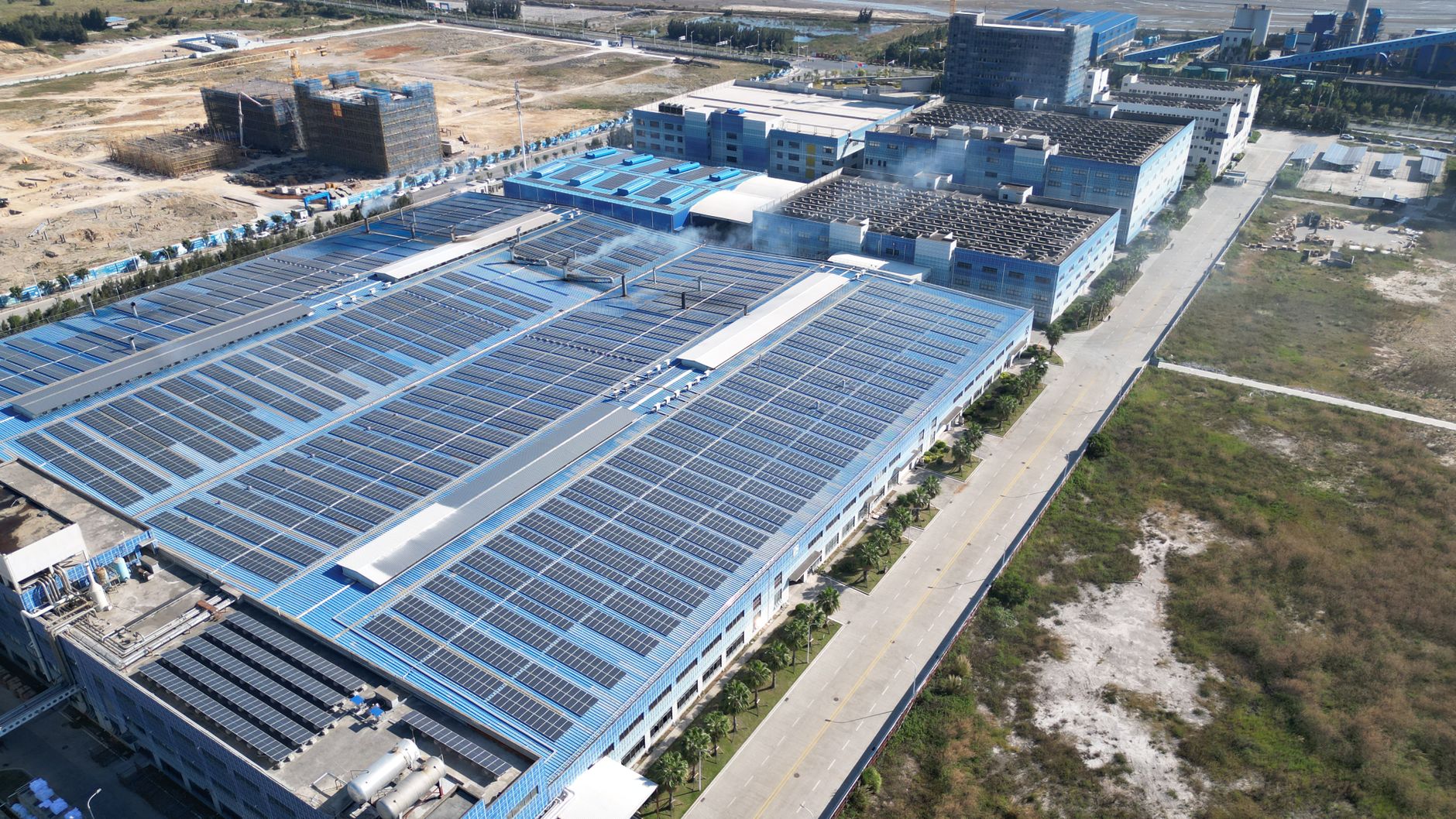 Industriegebäude mit vollflächiger Dach-Photovoltaik