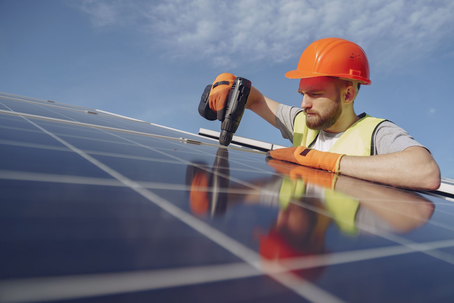 Monteure installieren Solarmodule auf einem Dach