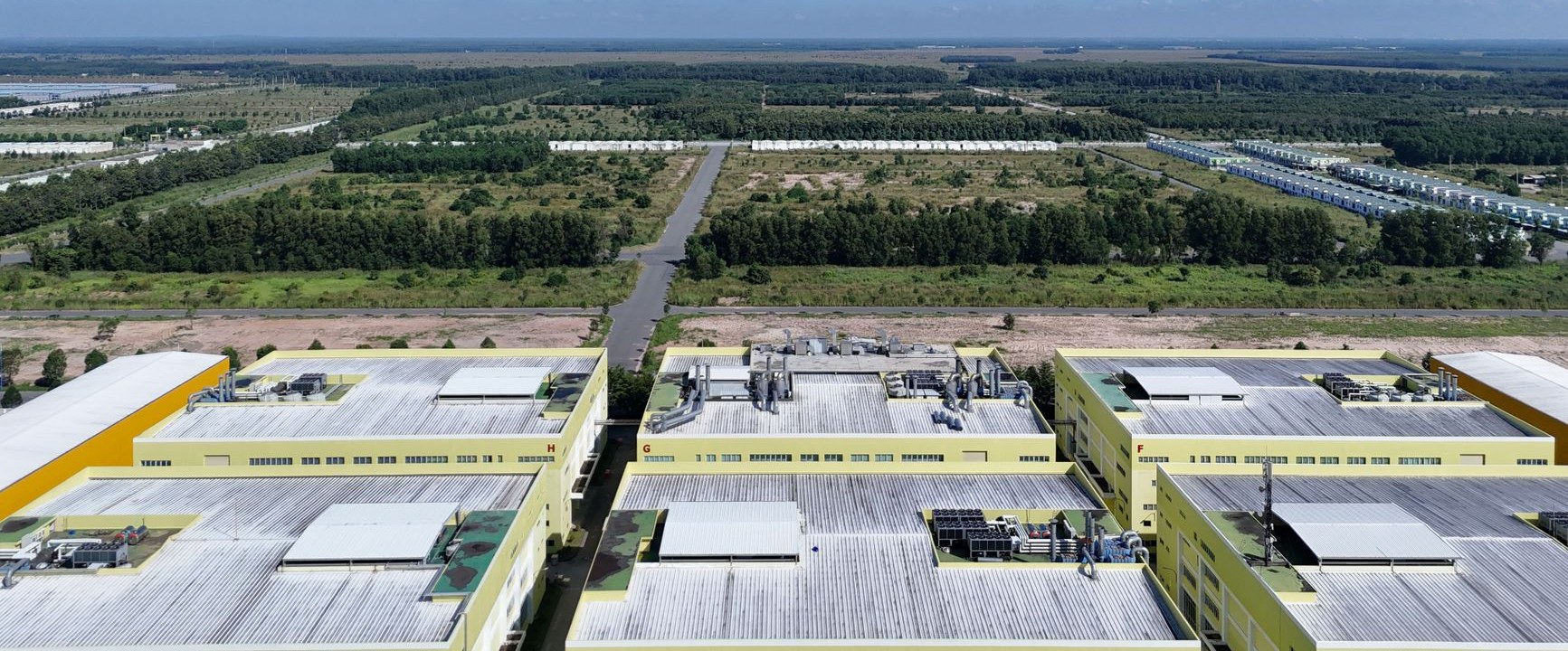 Luftaufnahme: leeres Hallendach ohne Solaranlage